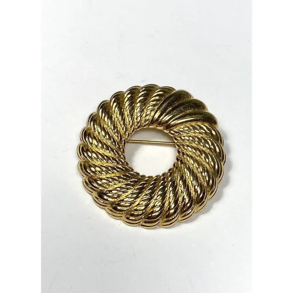 MONET Brooch Circle Textured Wreath Gold Tone Pin Vintage Signed